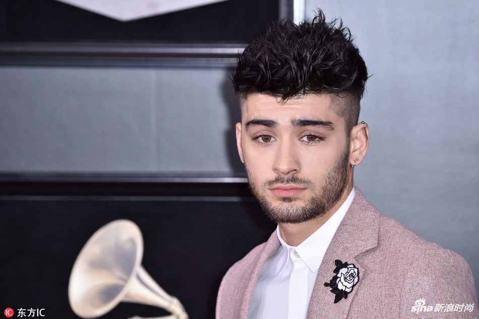 zayn malik撇女友gigi独自亮相格莱美 粉色套装桃花正旺