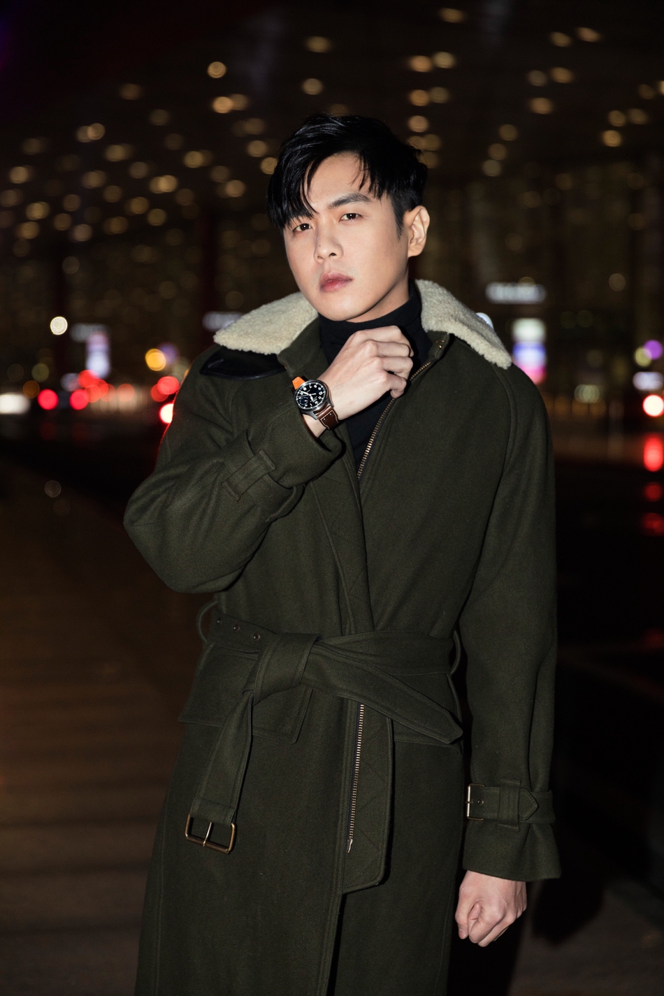 张若昀派克大衣搭配万国表大型飞行员腕表 帅气随性