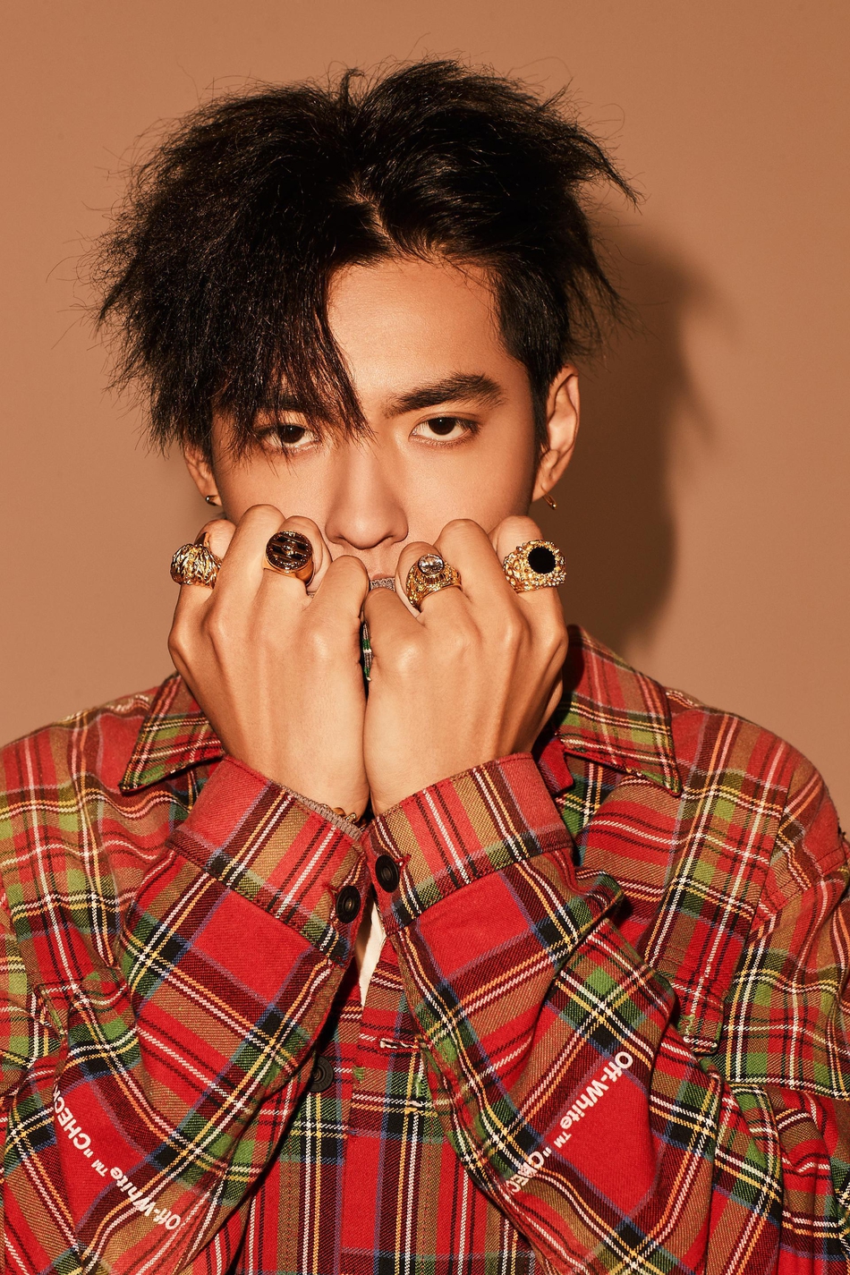 吴亦凡《hold me down》上线 百变格纹搭配变身阳光型男