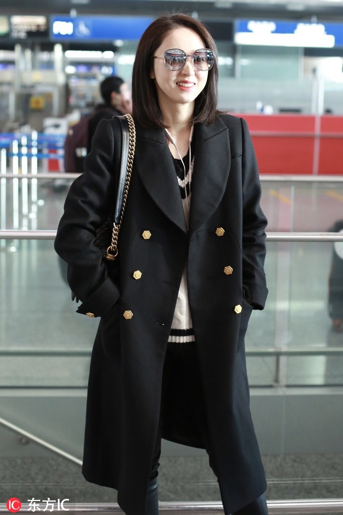 明星爱大牌:董璇酷黑造型现身机场 铆钉长靴抢镜