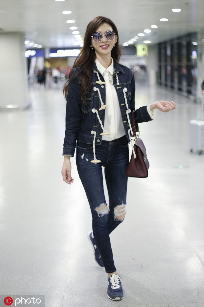 全屏观看 1 / 4 6月9日林志玲现身上海机场,白色外套搭配破洞牛仔裤