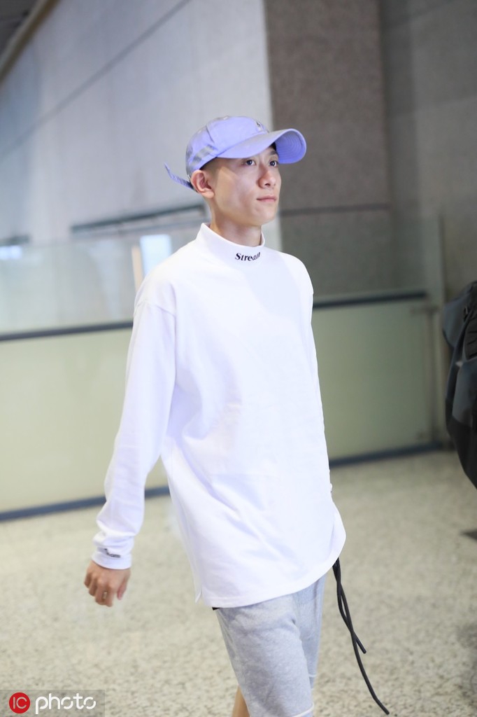 张一山清爽装扮现身机场 单手揣兜痞帅十足_高清图集_新浪网