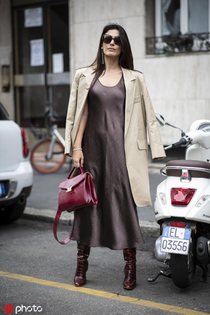 金秋时髦星人都喜欢长靴 长裙