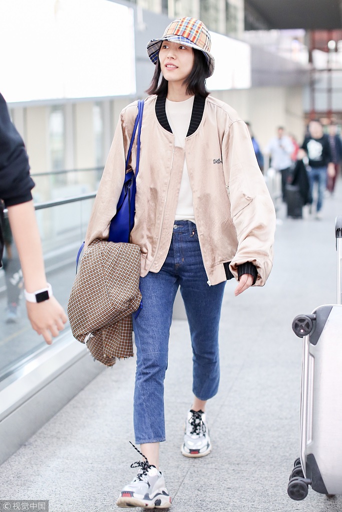 明星爱大牌:玩味时髦 刘雯牛仔裤搭配老爹鞋