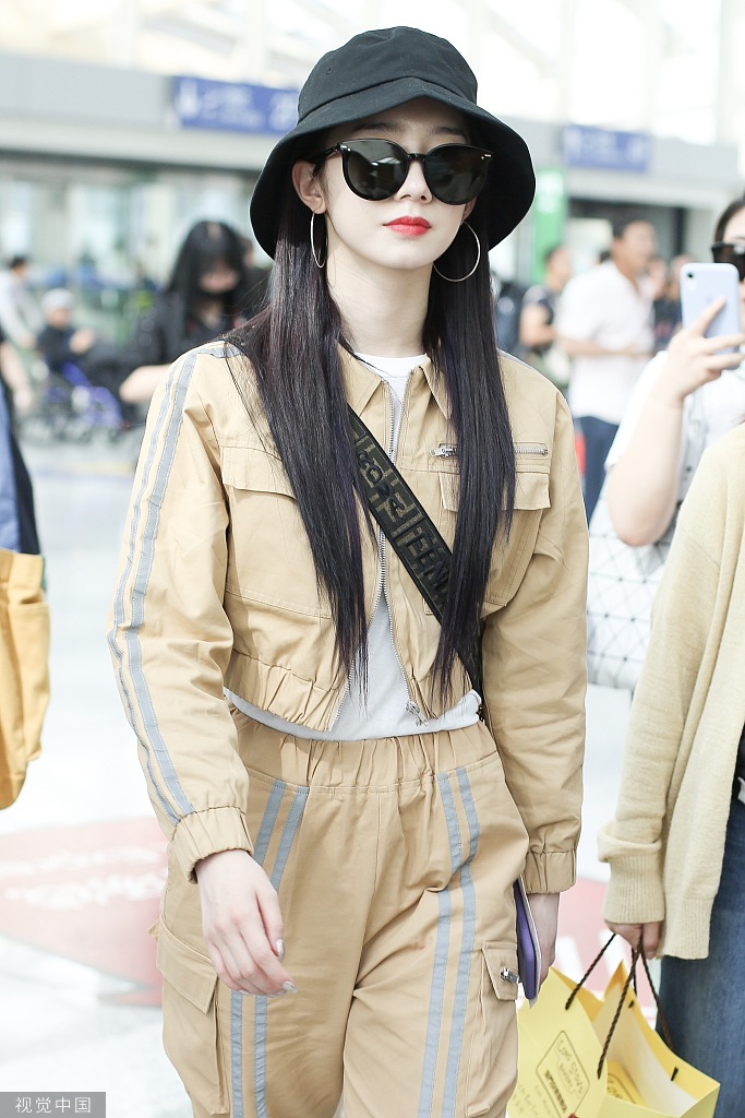 孟美岐运动风现身机场 黑超遮面尽显霸气女王范
