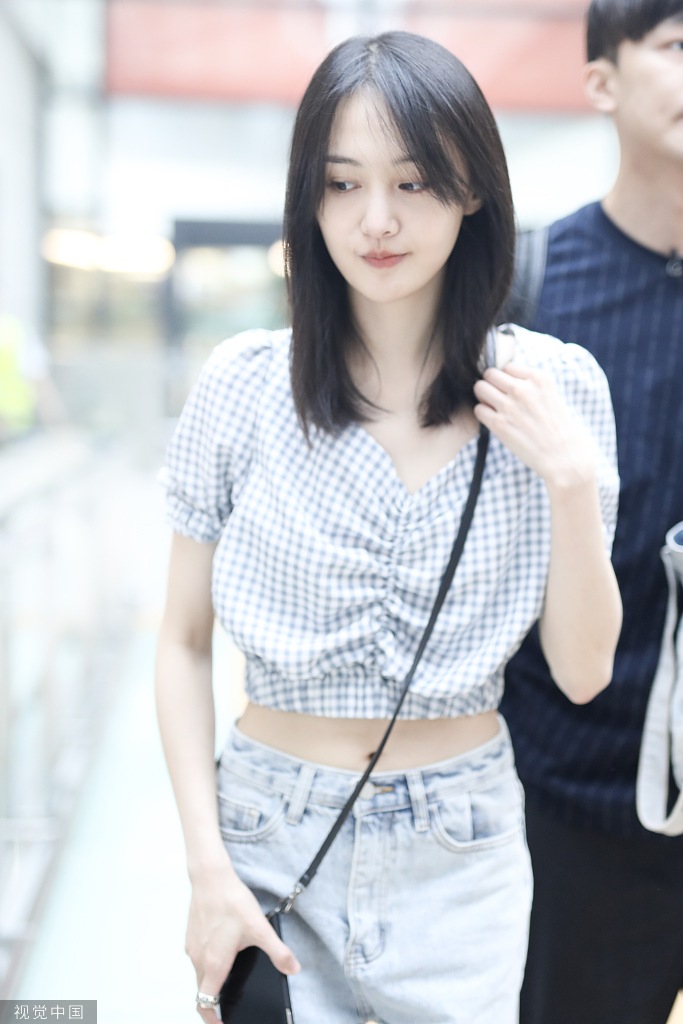 郑爽恋爱装现身机场 甜美可人幸福满满