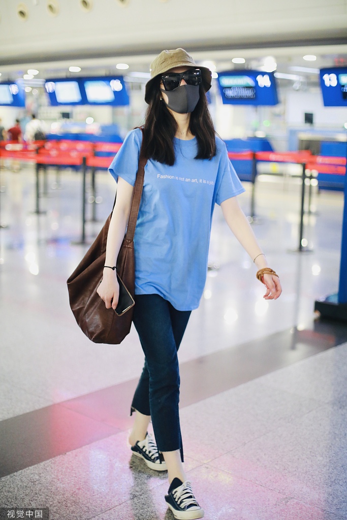 倪妮机场三件套低调现身日常穿搭随性舒适