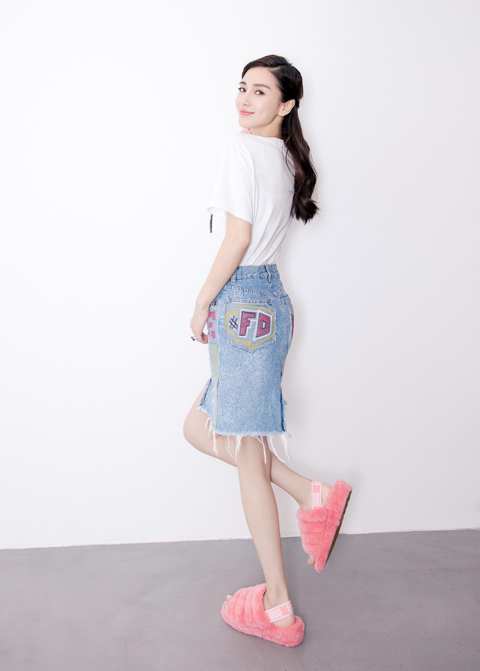 女神angelababy穿粉嫩拖鞋 满满少女感