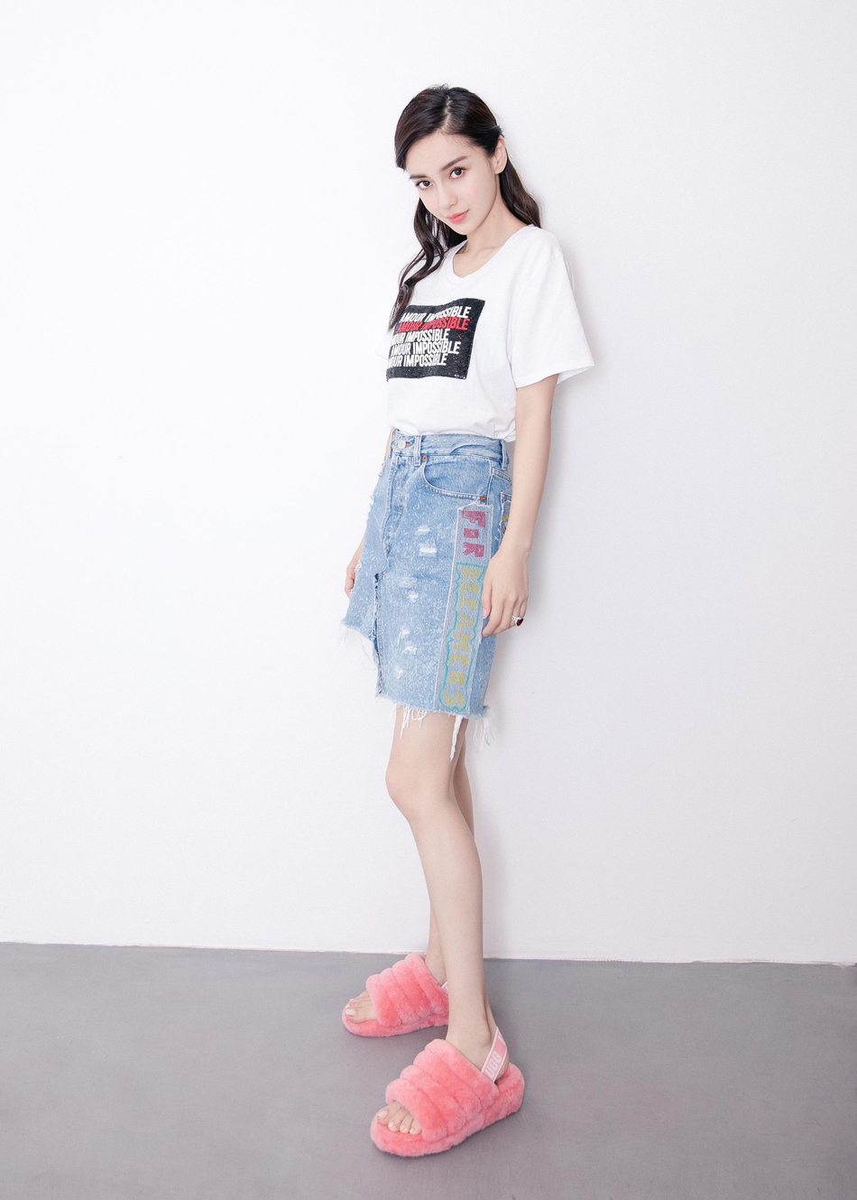 女神angelababy穿粉嫩拖鞋 满满少女感