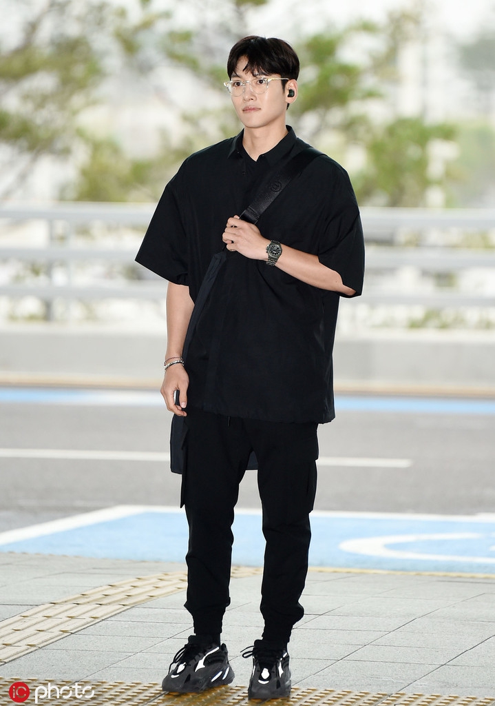 池昌旭all black机场秀 潇洒帅气无人能敌