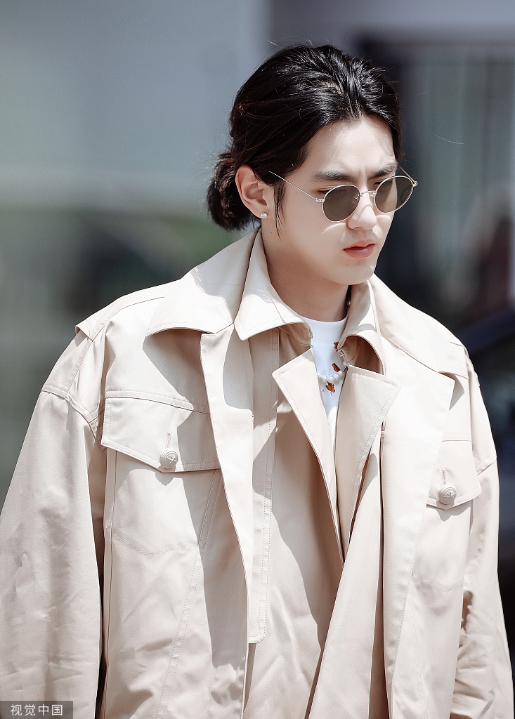 吴亦凡启程巴黎男装周风衣造型尽显长腿魅力