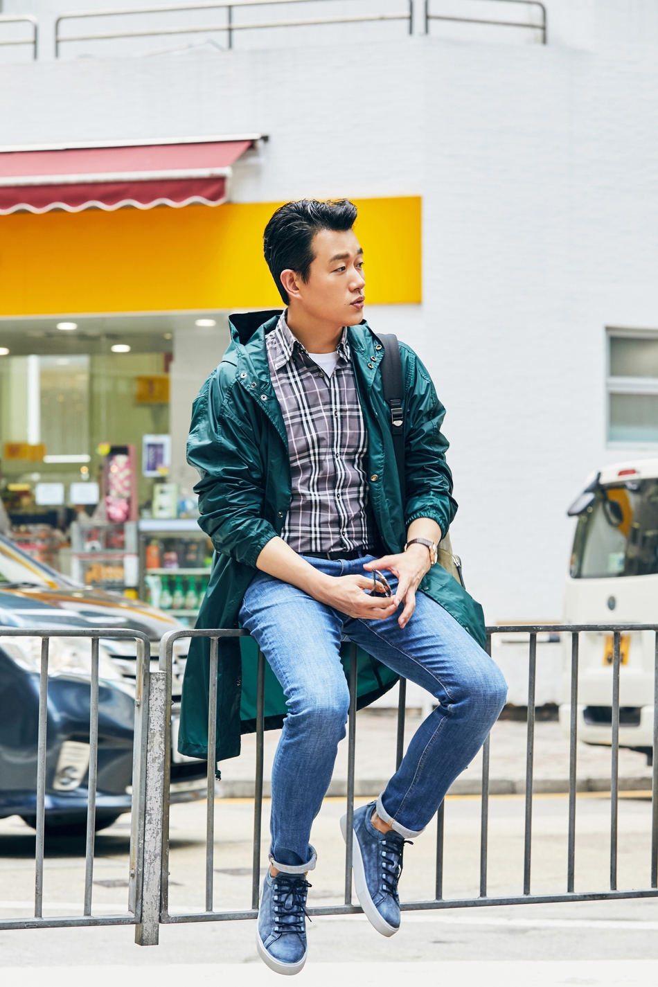 佟大为香港街拍大片曝光 长腿型男演绎复古运动风