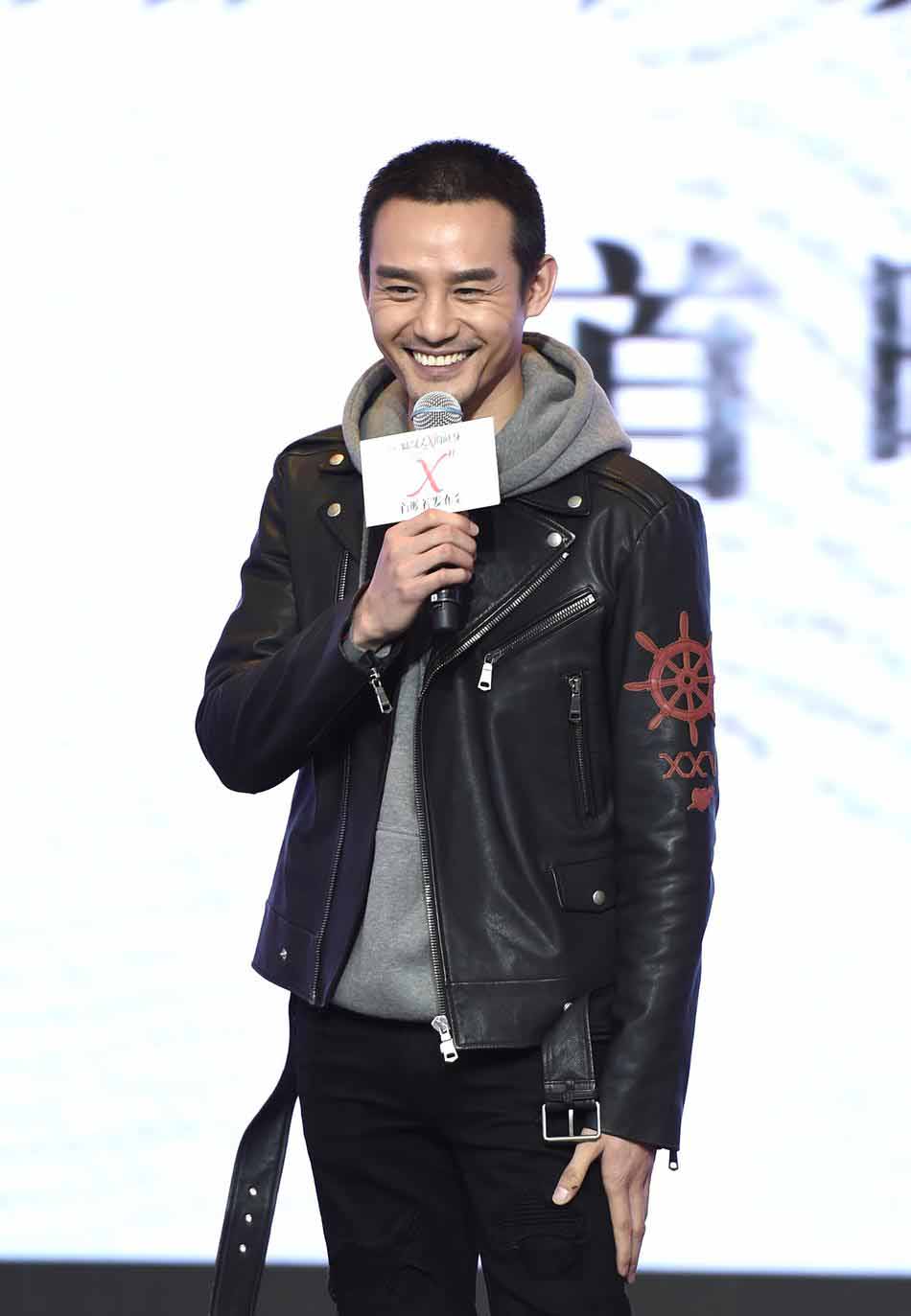 带着胡茬的利落短发造型,让王凯颇有颓废硬汉的气场,男人味十足