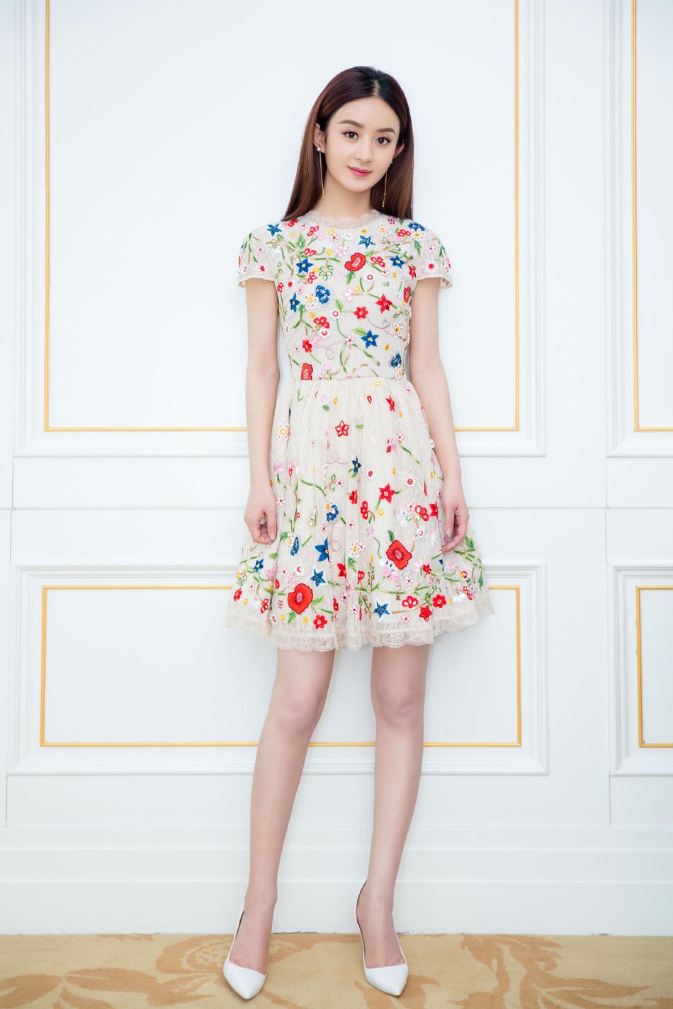 明星爱大牌:赵丽颖教你印花裙如何穿的不俗气