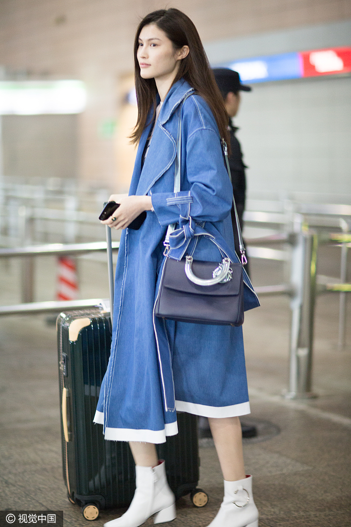 明星爱大牌:何穗光腿穿短靴 机场照狂秀美腿