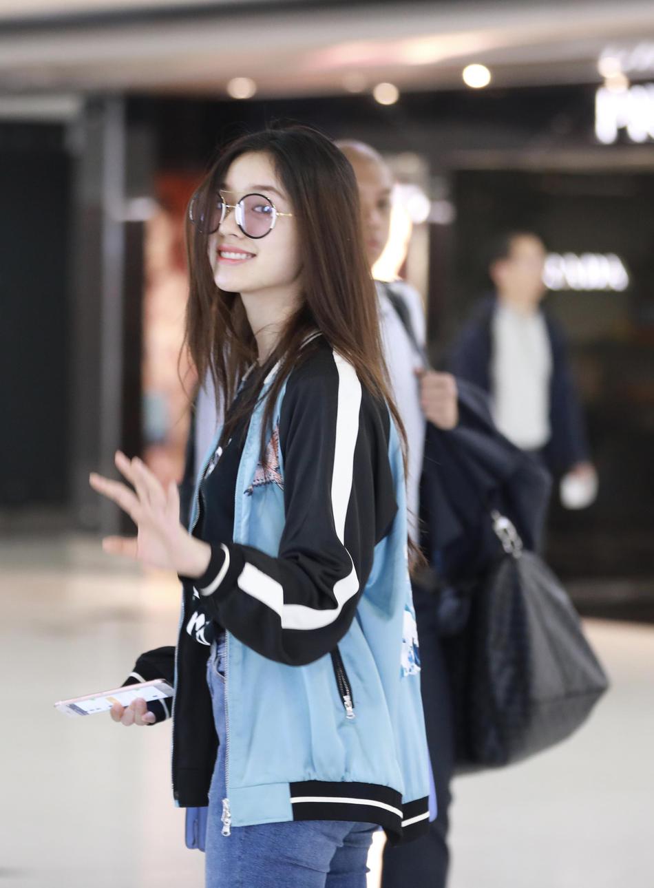 明星爱大牌:林允运动风造型现身机场 刺绣单品好抢眼