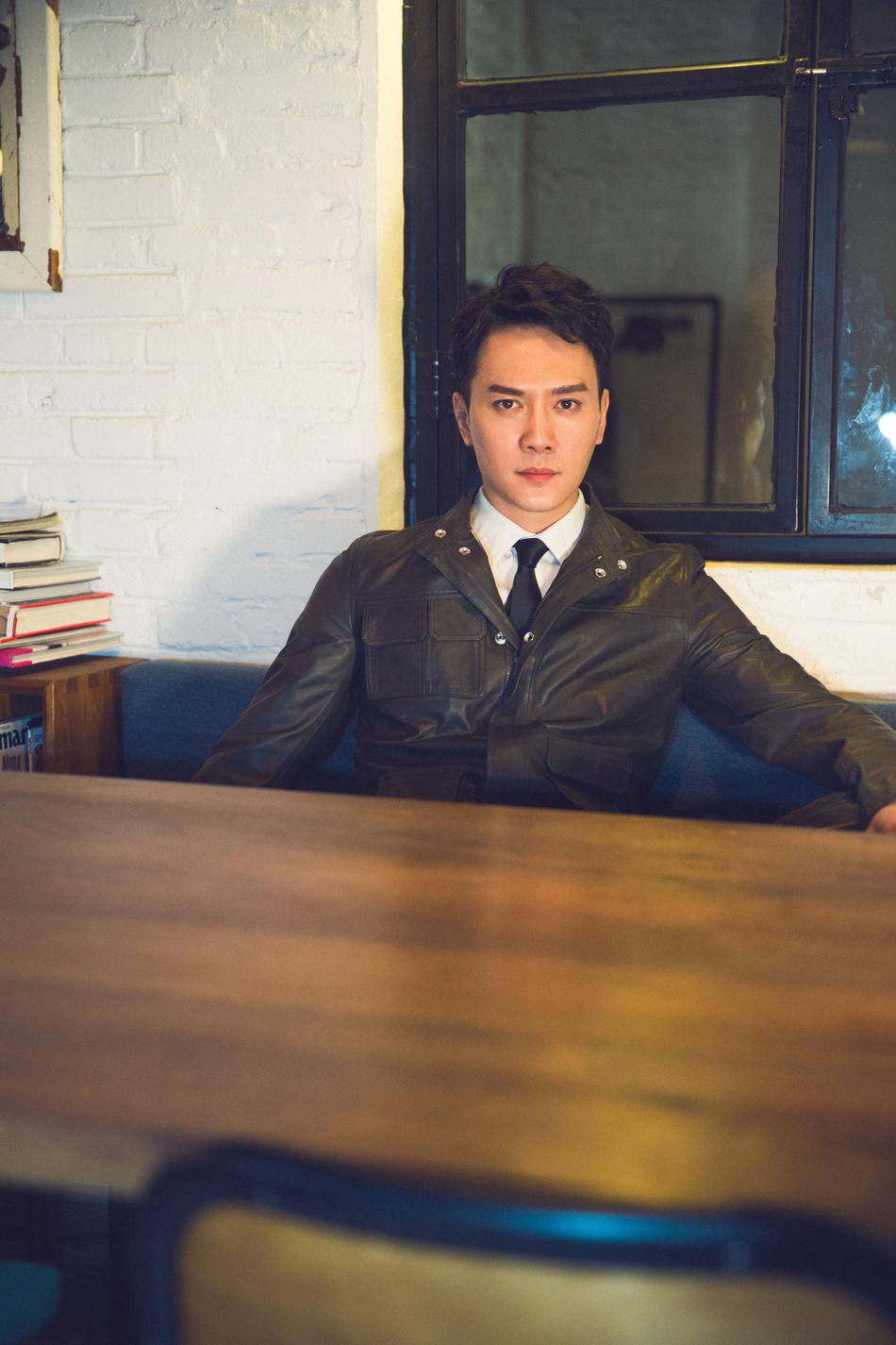 明星爱大牌:文艺型男变硬汉 冯绍峰穿皮衣酷到没朋友