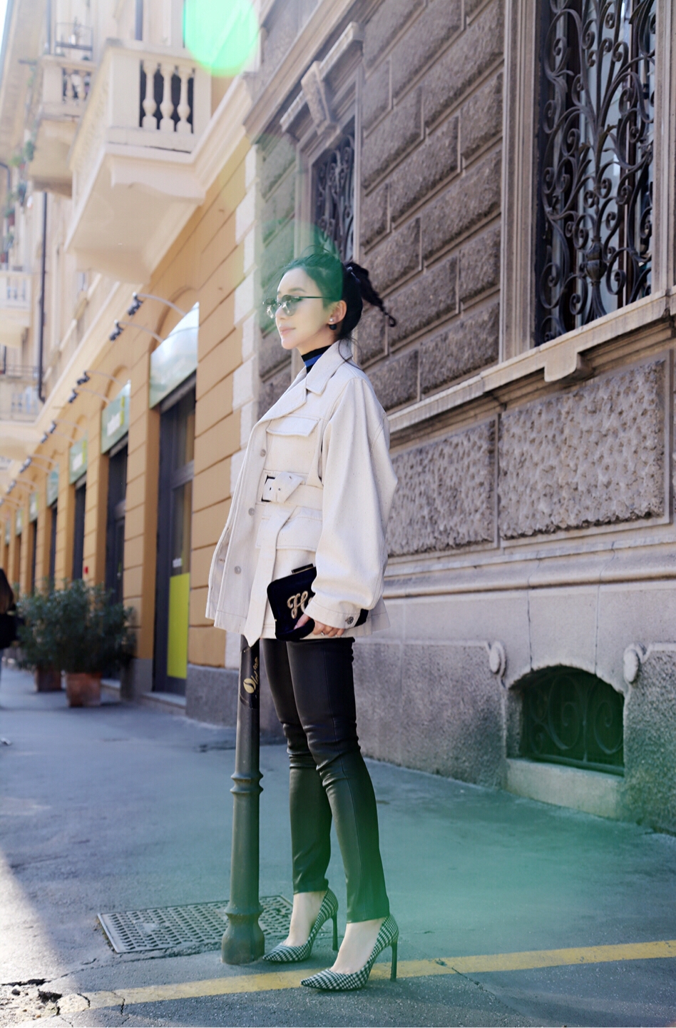 熊乃瑾米兰街拍曝光米色外套知性又甜美