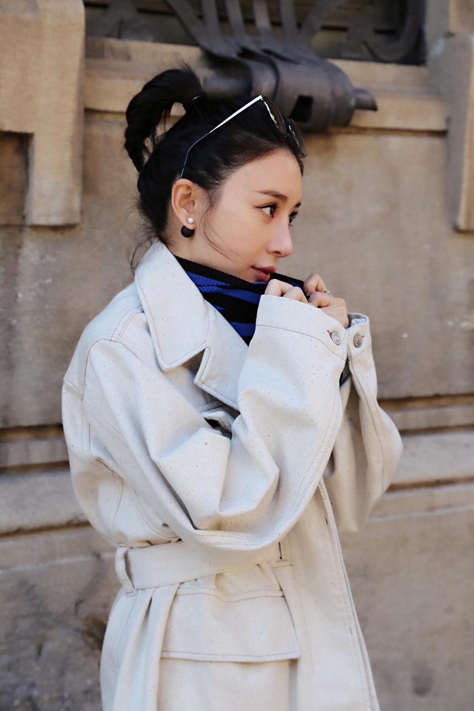 熊乃瑾米兰街拍曝光 米色外套知性又甜美