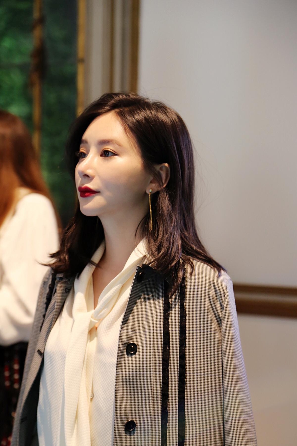 熊乃瑾助阵emiliopucci大秀ol风造型展现优雅气质