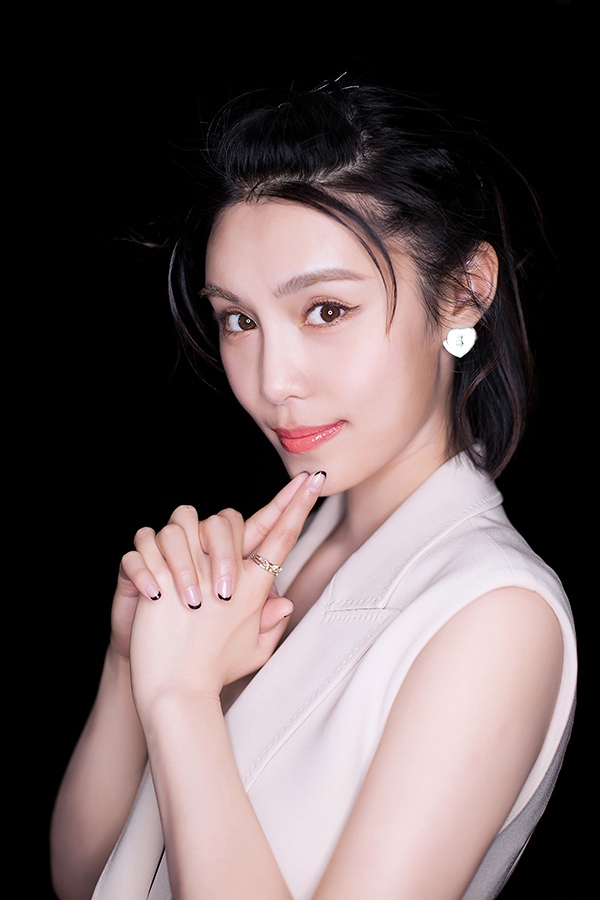 韩丹彤现身秀场 身材高挑气质佳