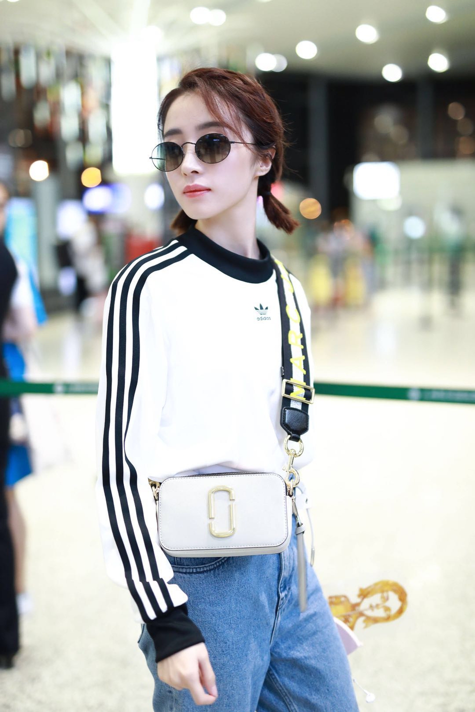 猜你喜欢 6 / 17 近日,女神胡冰卿身穿清新街头风的搭配现身机场