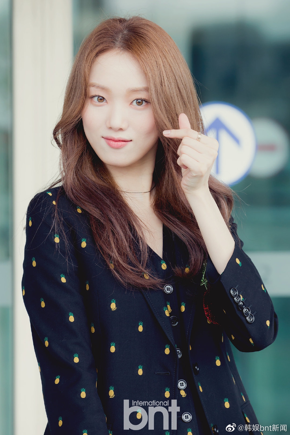 韩国女星李圣经启程米兰 刺绣西装俏皮可爱