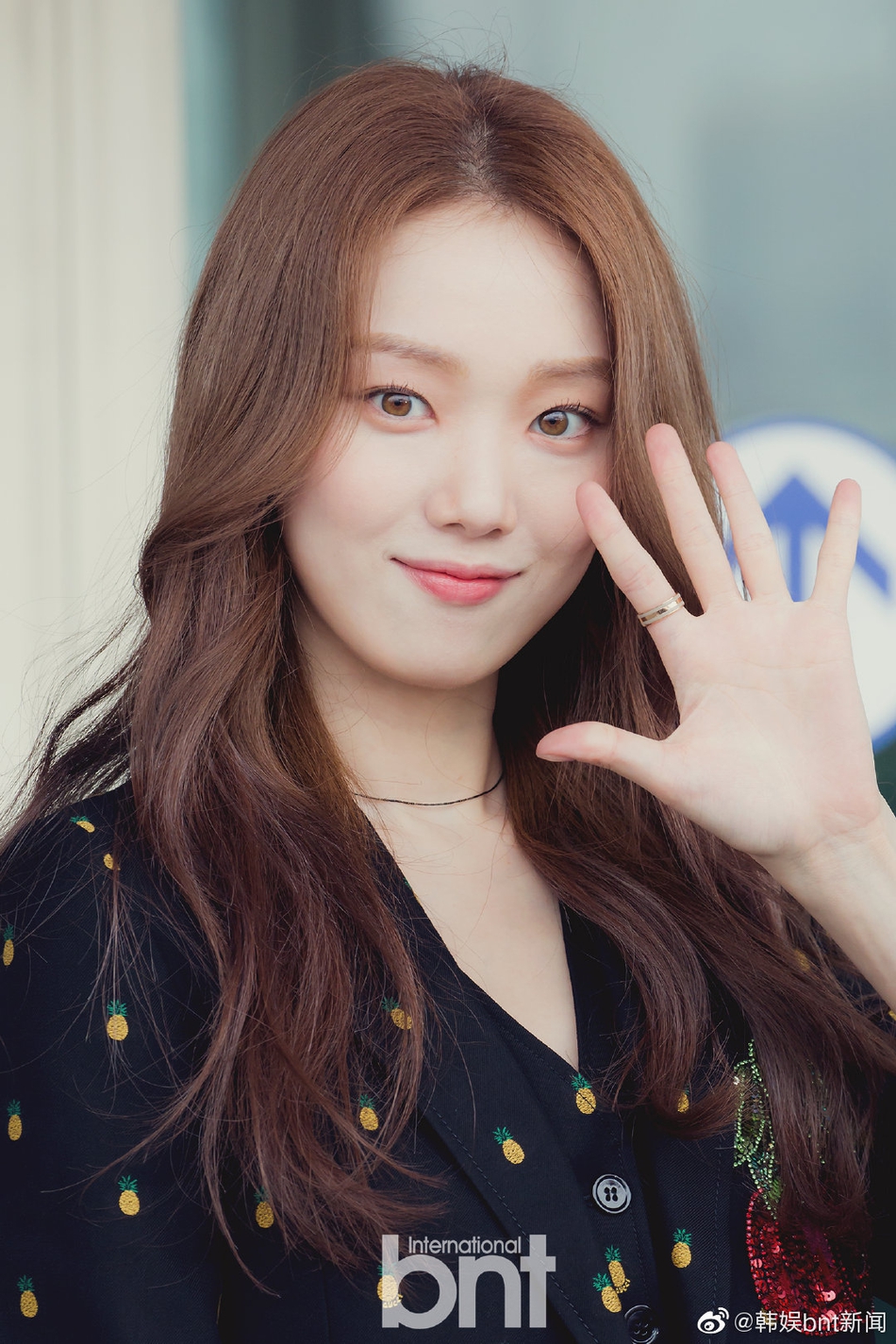 韩国女星李圣经启程米兰 刺绣西装俏皮可爱