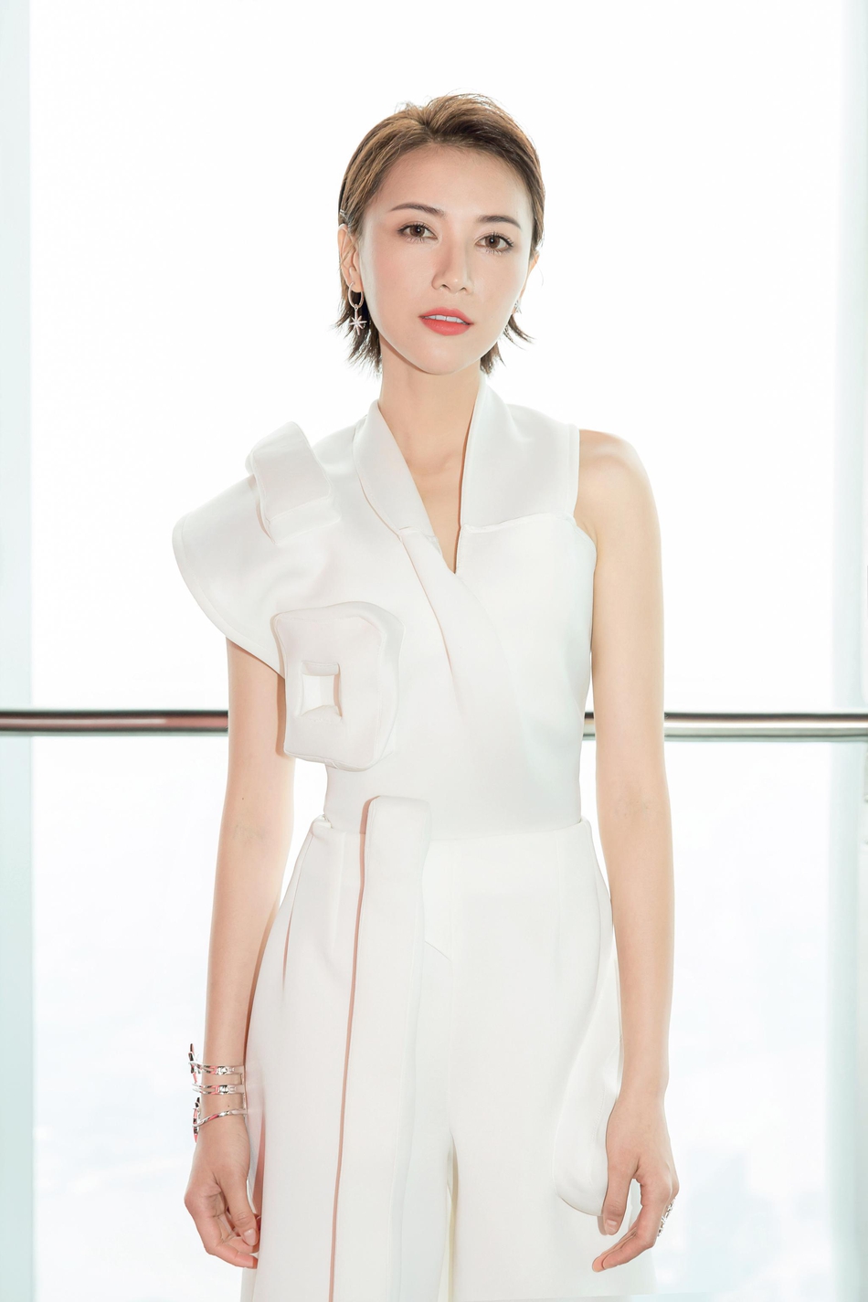 欧阳佳出席活动 香肩美背尽显优越身材