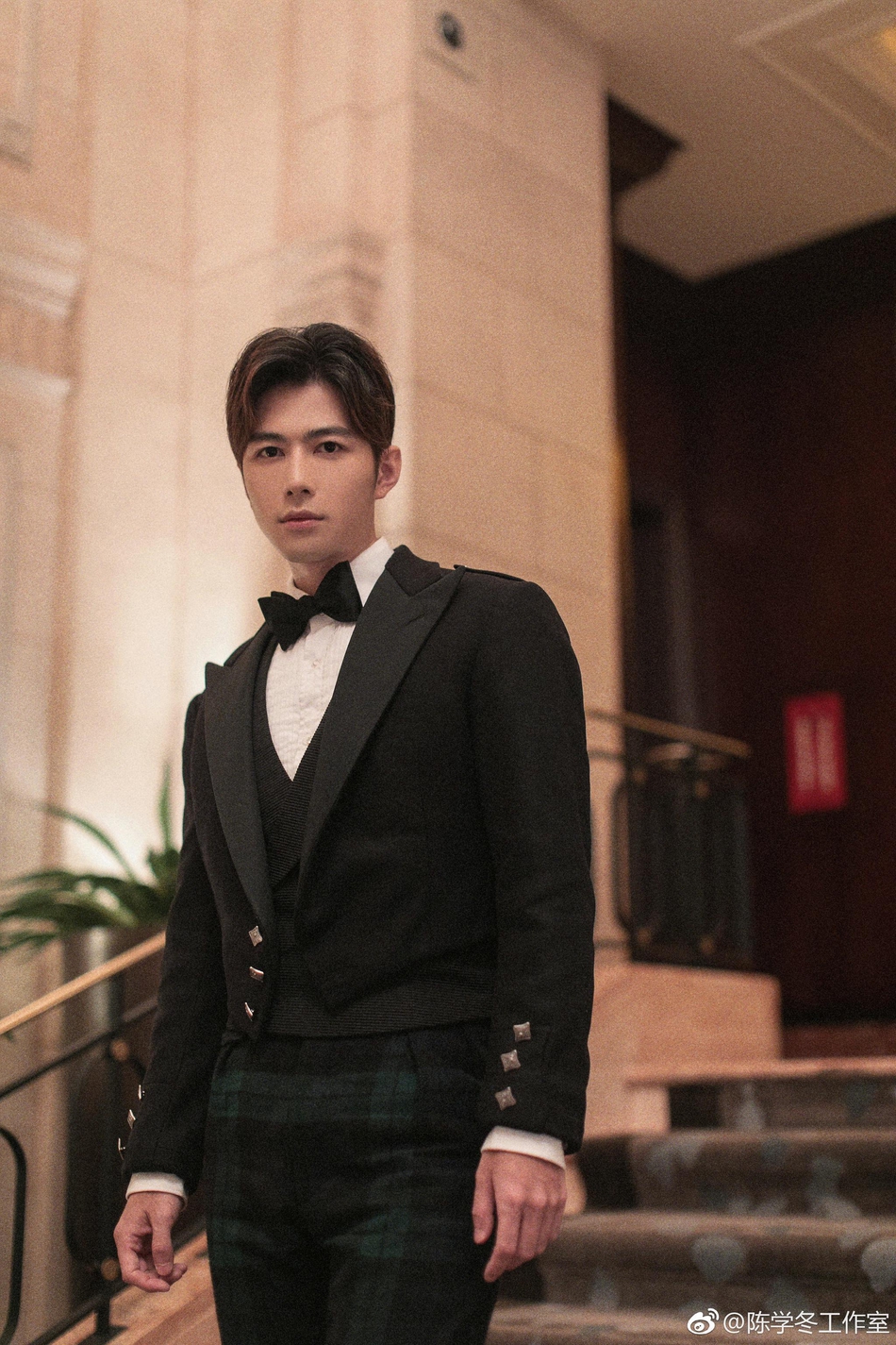 陈学冬现身纽约时装周西装造型演绎完美绅士