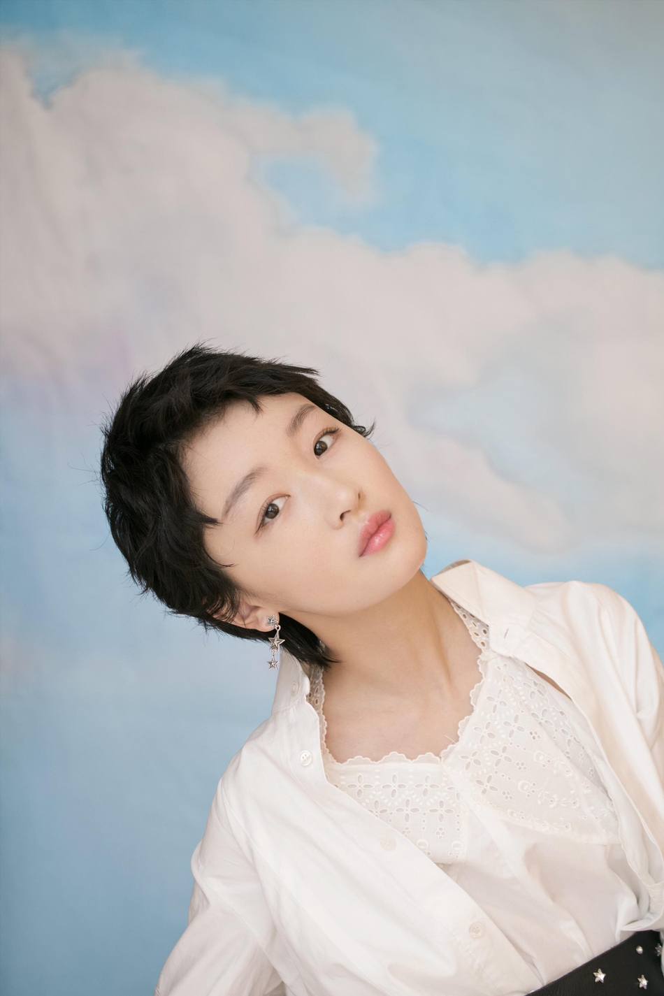 反季穿衣 周冬雨穿小白裙亮相变身精致小仙女