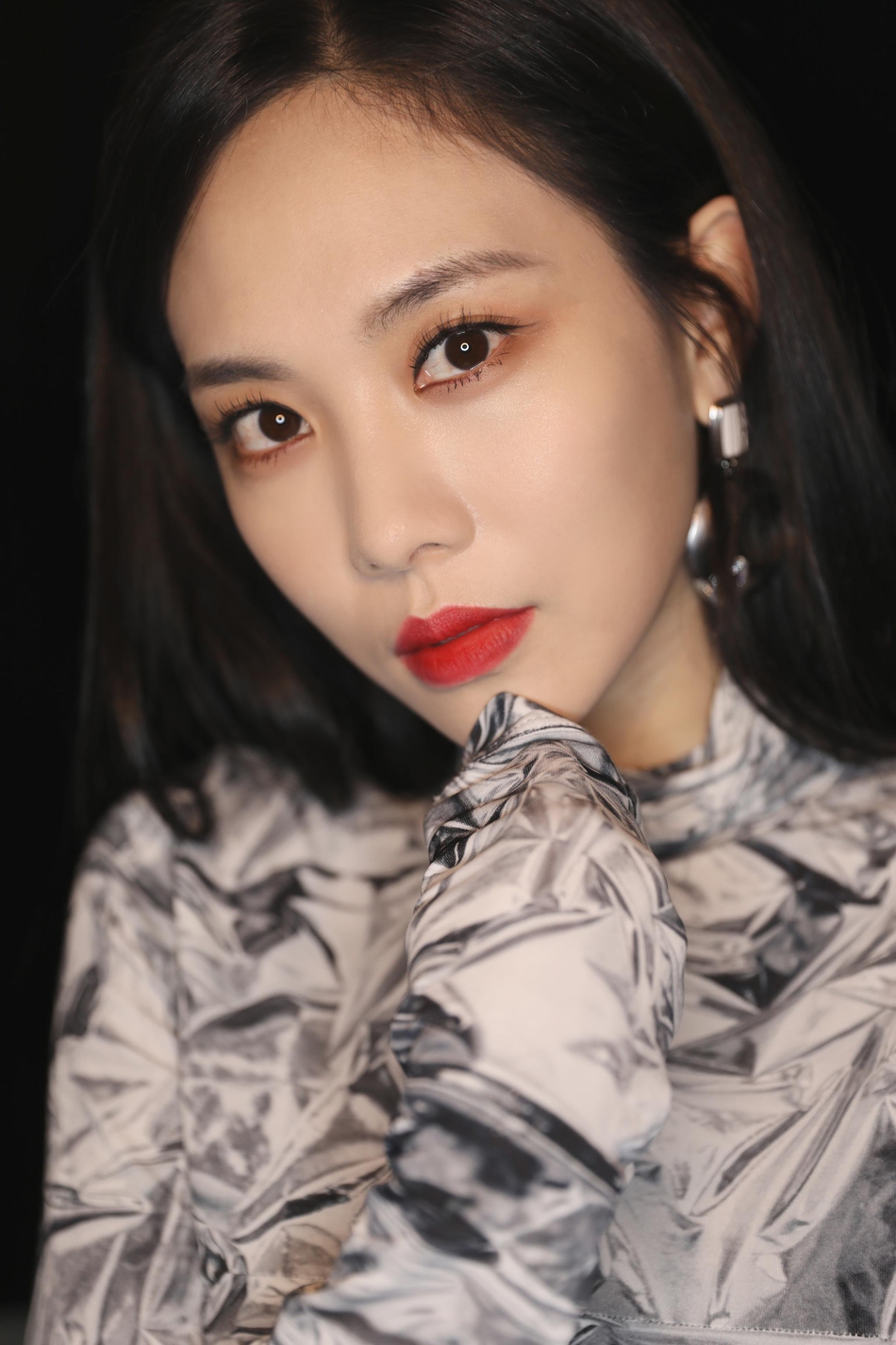 missa成员王霏霏率性演绎男友风 烈焰红唇气场十足_高清图集_新浪网