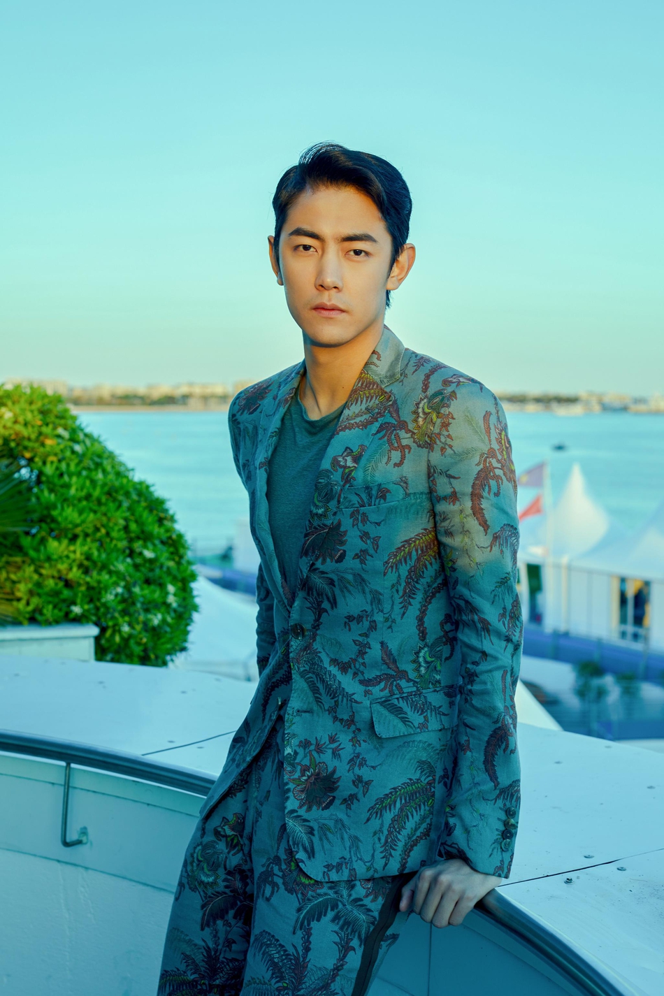 纪凌尘穿印花西装现身戛纳 长腿型男帅气依旧_高清图集_新浪网