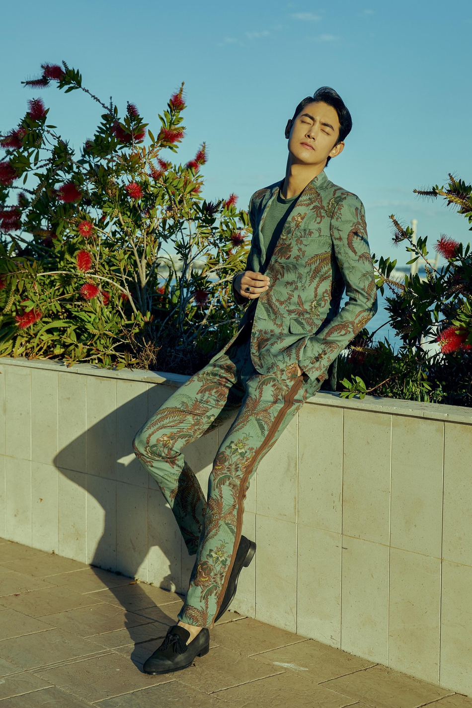 纪凌尘穿印花西装现身戛纳 长腿型男帅气依旧