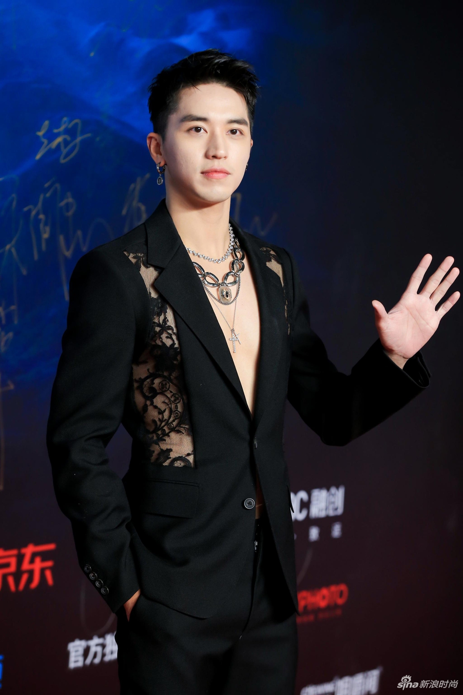 许魏洲亮相2019风格大赏红毯 镂空黑西服尽展魅力_高清图集_新浪网