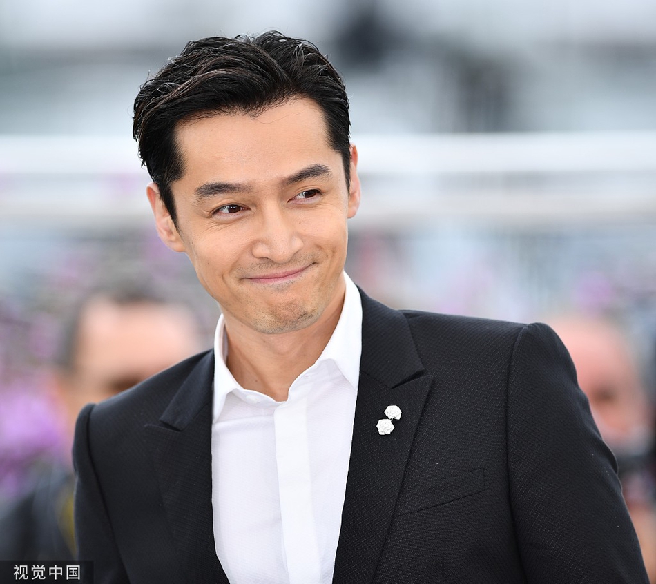 胡歌黑色西装造型帅气现身 眼带笑意温情迷人