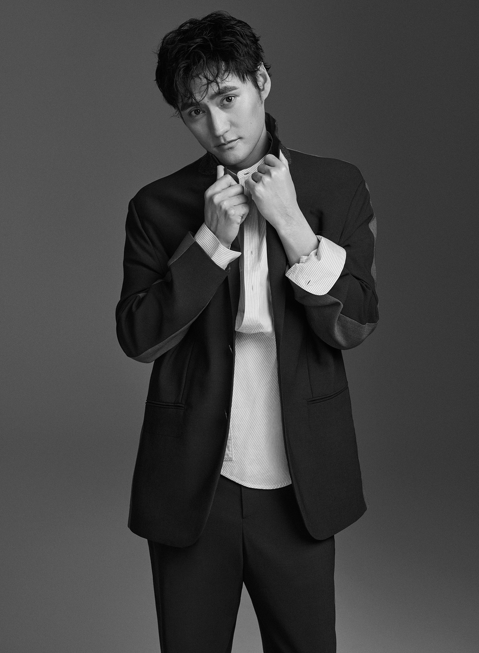 大片中袁弘身穿拼接西装内搭高领衫与衬衫,整身造型帅气又有层次感.