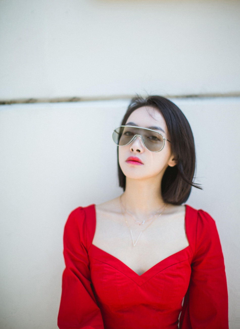 宋茜复古风造型游走街头 迷人锁骨撩到犯规