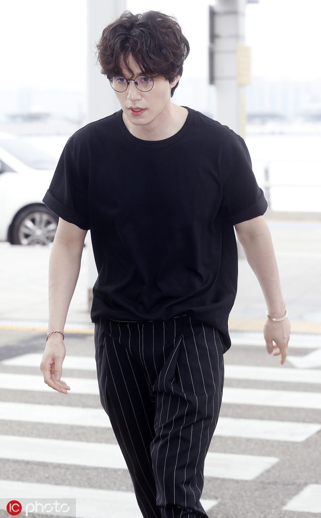 李栋旭阔腿裤气质街拍 金丝边眼镜斯文帅气_高清图集_新浪网