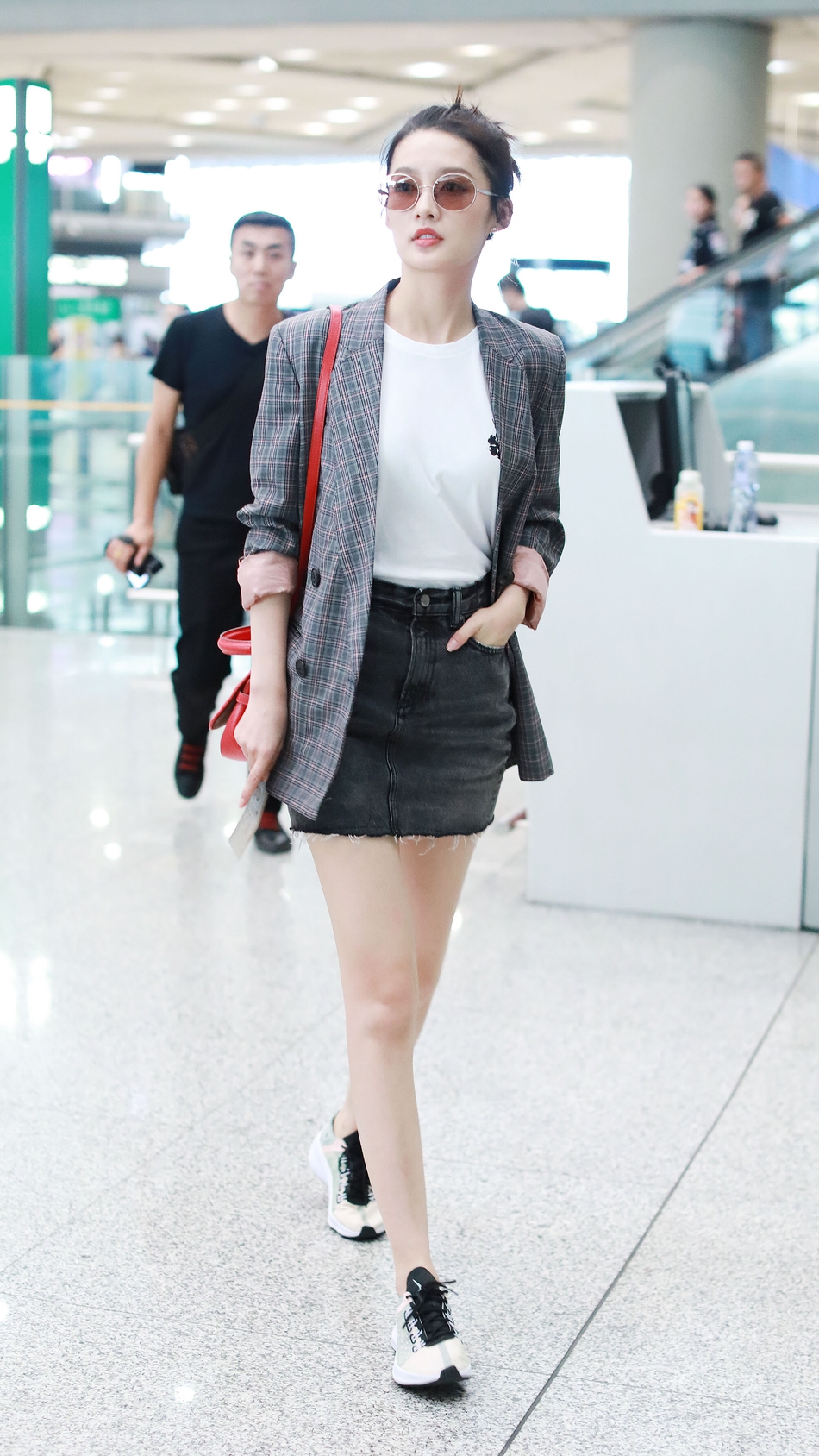 李沁穿牛仔短裙秀长腿格纹西装经典有型