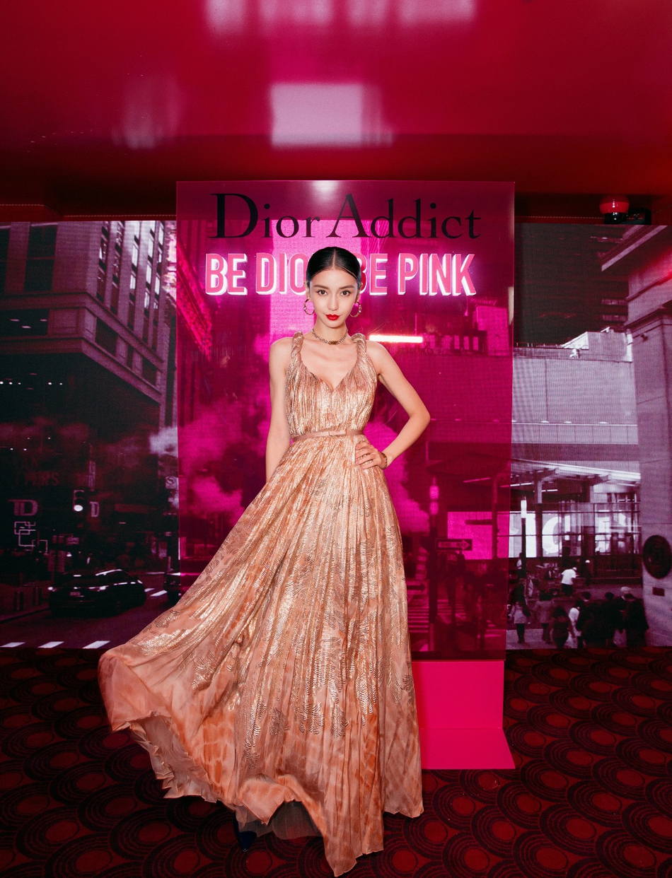 angelababy现身dior晚宴 吊带礼服秀极致锁骨