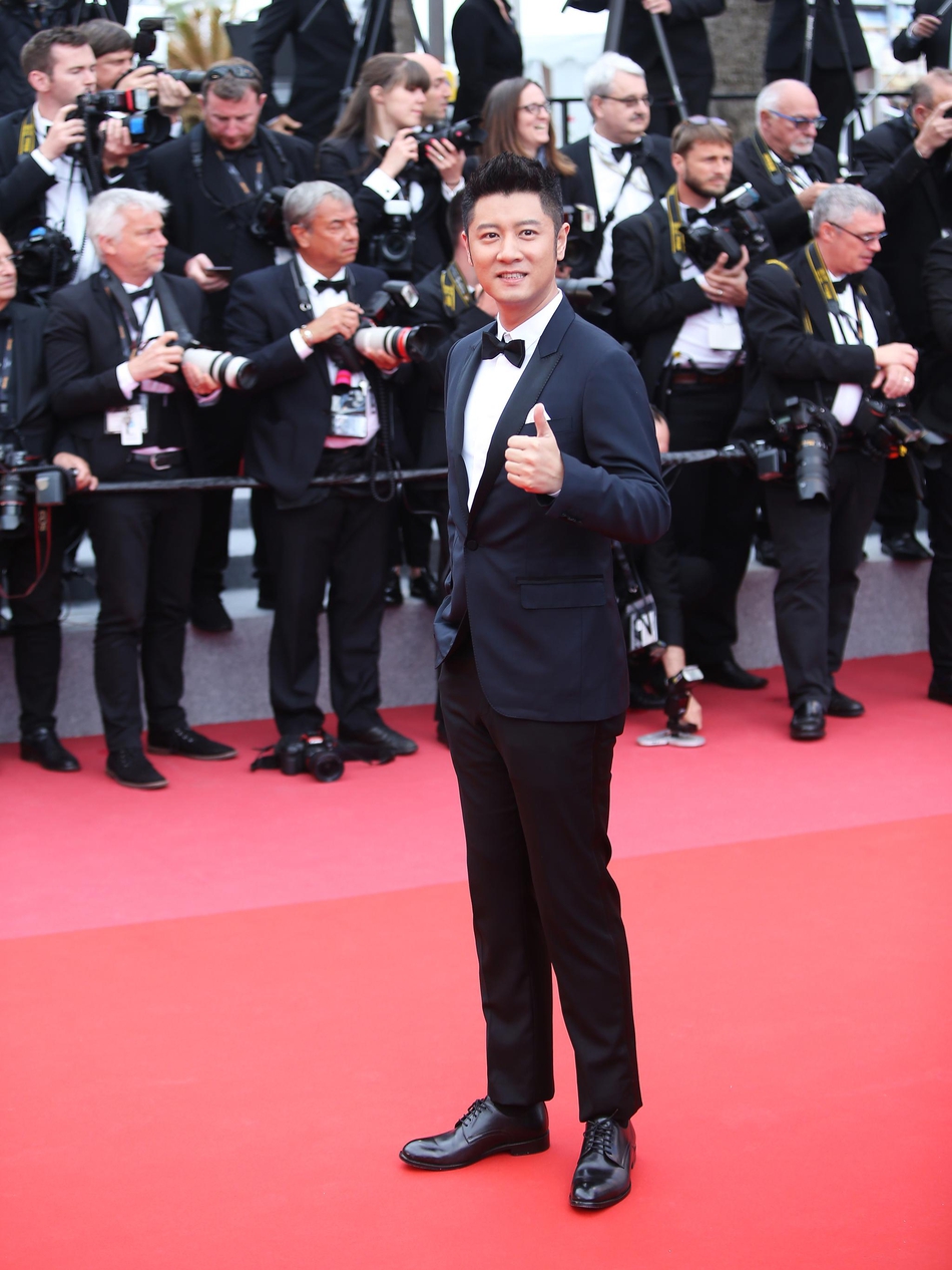 任重黑色西装现身戛纳 帅气有型变身长腿绅士
