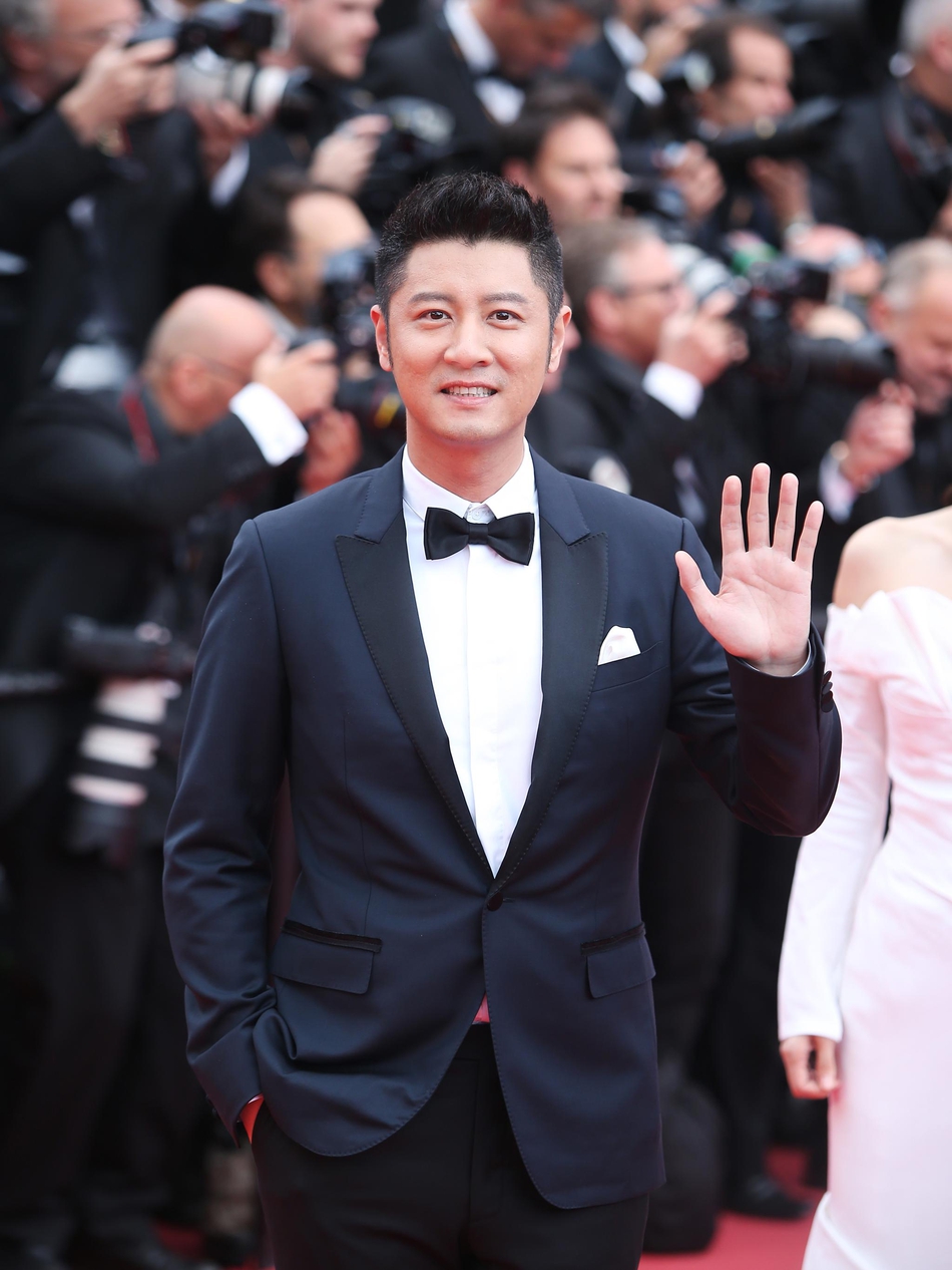 任重黑色西装现身戛纳帅气有型变身长腿绅士