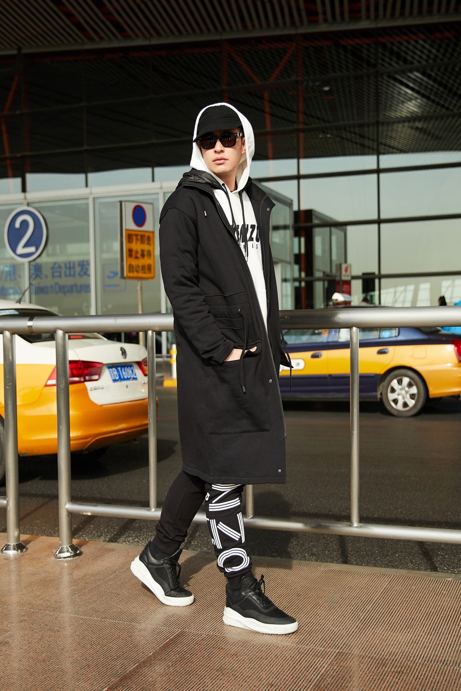 列表查看 大图 全屏观看 1 / 6 昨天,潘玮柏现身北京首都机场即将启程