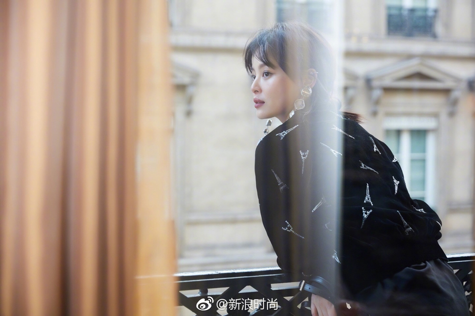 辛芷蕾助阵saint laurent大秀 丝绒夹克造型叛逆率性_高清图集_新浪网