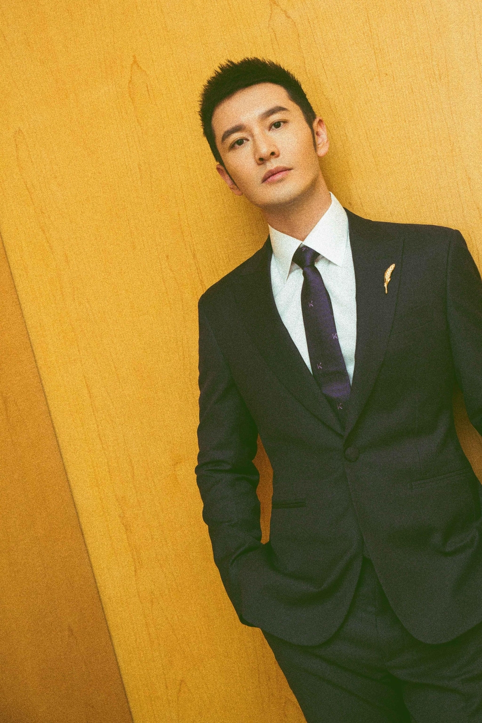 黄晓明助阵2017微博之夜红毯 蓝西装绅士风度十足