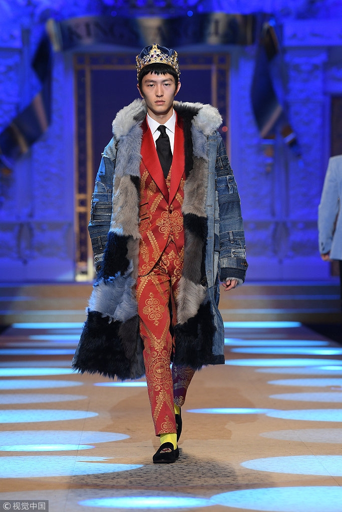 超模金大川为dolcegabbana走秀宫廷风西装抢镜