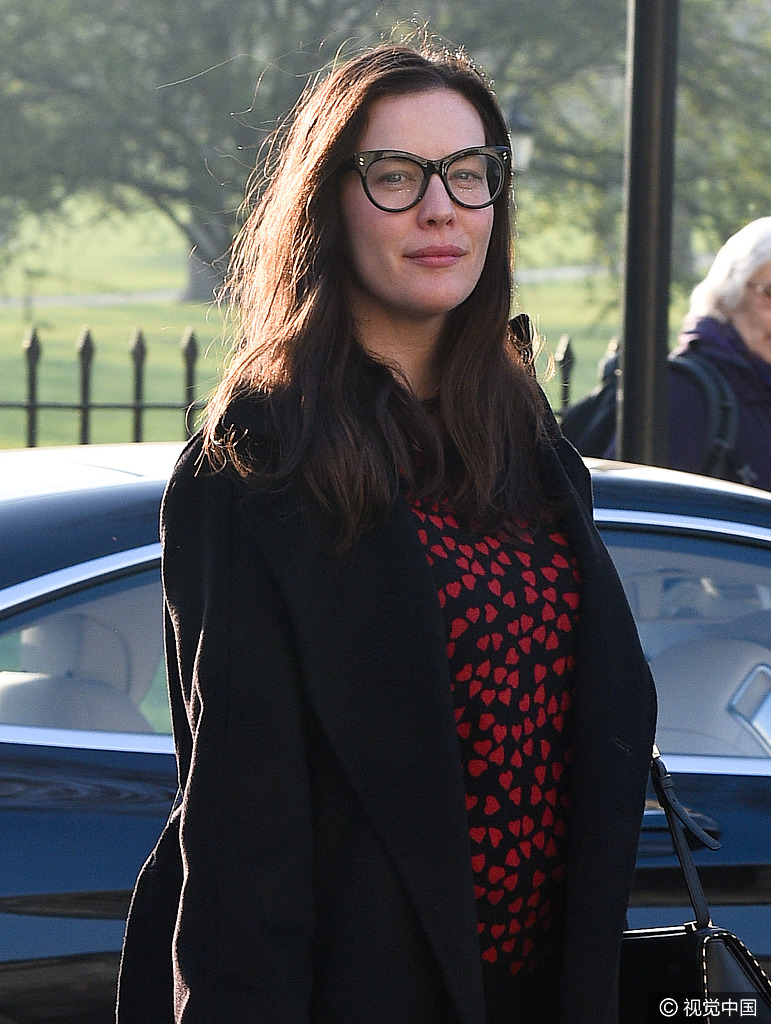 "精灵公主"丽芙-泰勒现身街头 略发福现双下巴_高清图集_新浪网