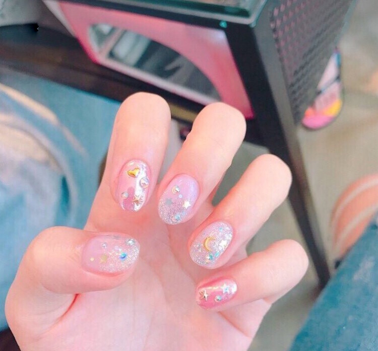 满足少女心 一款碎片美甲就可以做到喔(图)_高清图集_新浪网