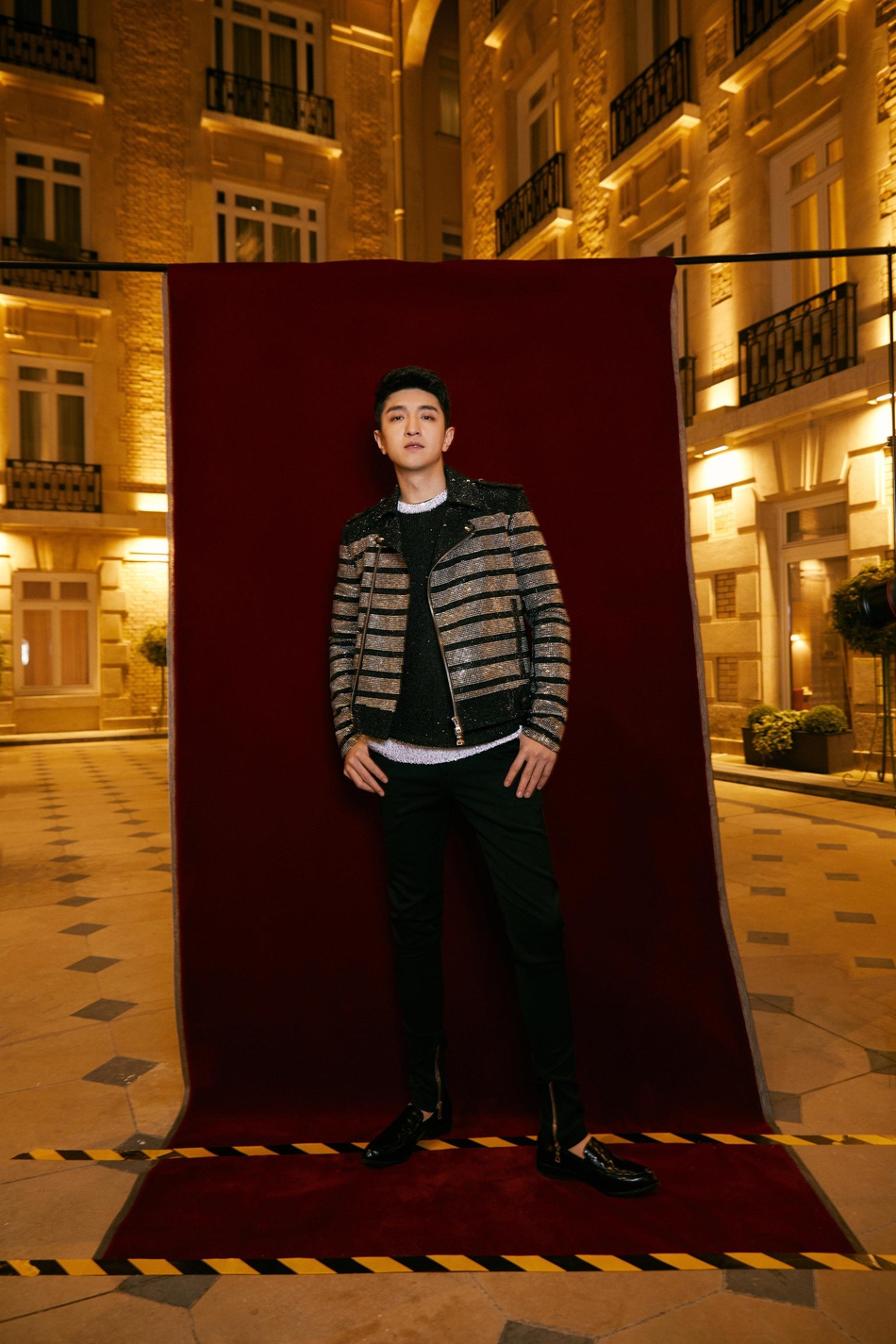 金瀚身着水钻条纹机车夹克助阵balmain秋冬男装大秀